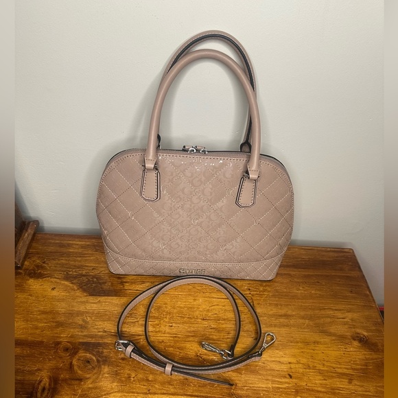 GUESS purse with a removable shoulder strap. - Picture 2 of 12